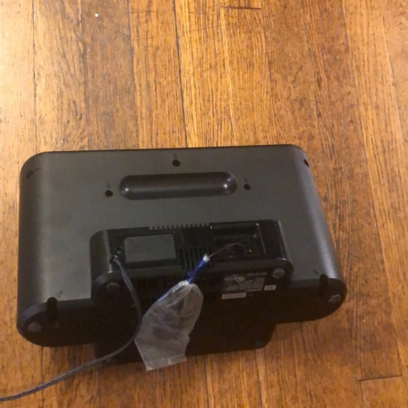 Sony clock radio w/remote & iPhone adapter - Picture 8 of 9